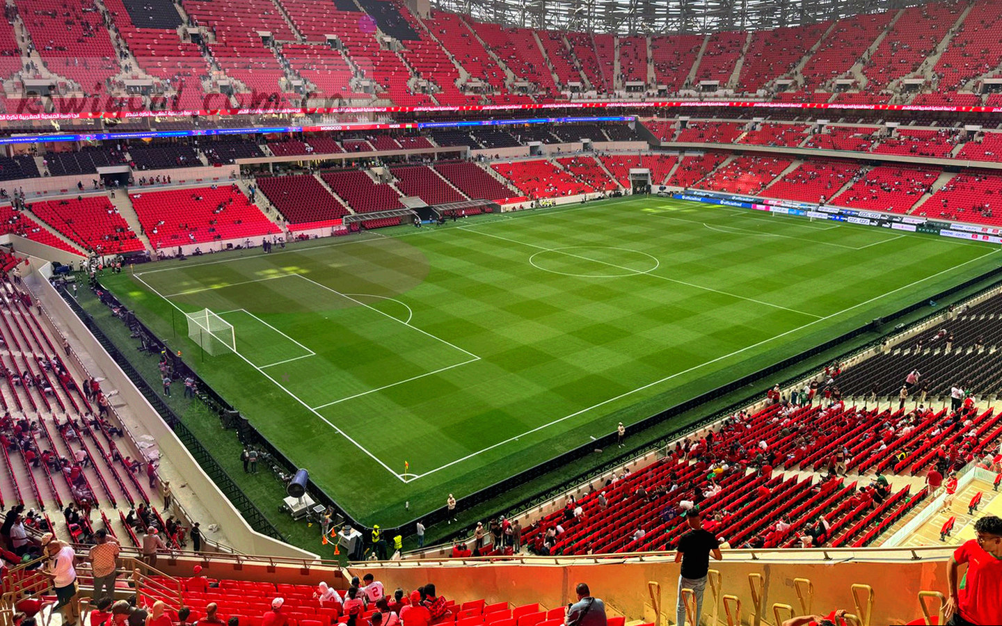 中文数据面板界面，包含赛程列表、比分卡片与译名开关